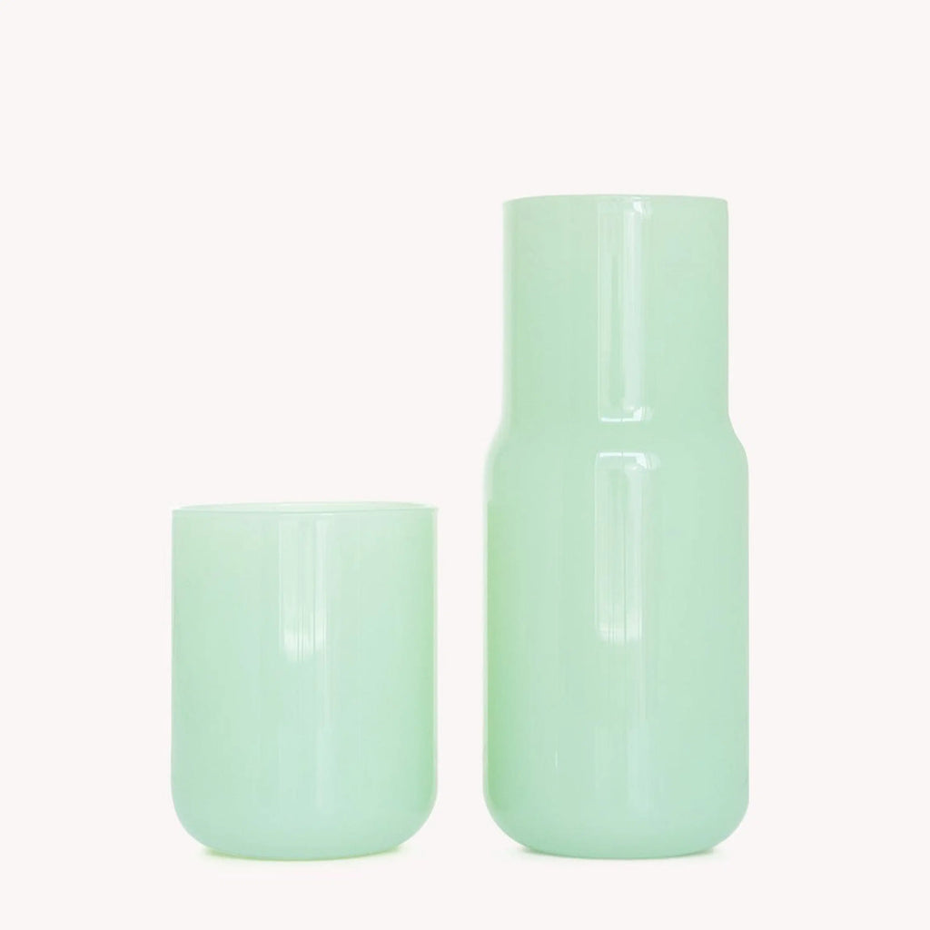 Carafe en verre teintée jade  GRY MATTR by Joe mimran