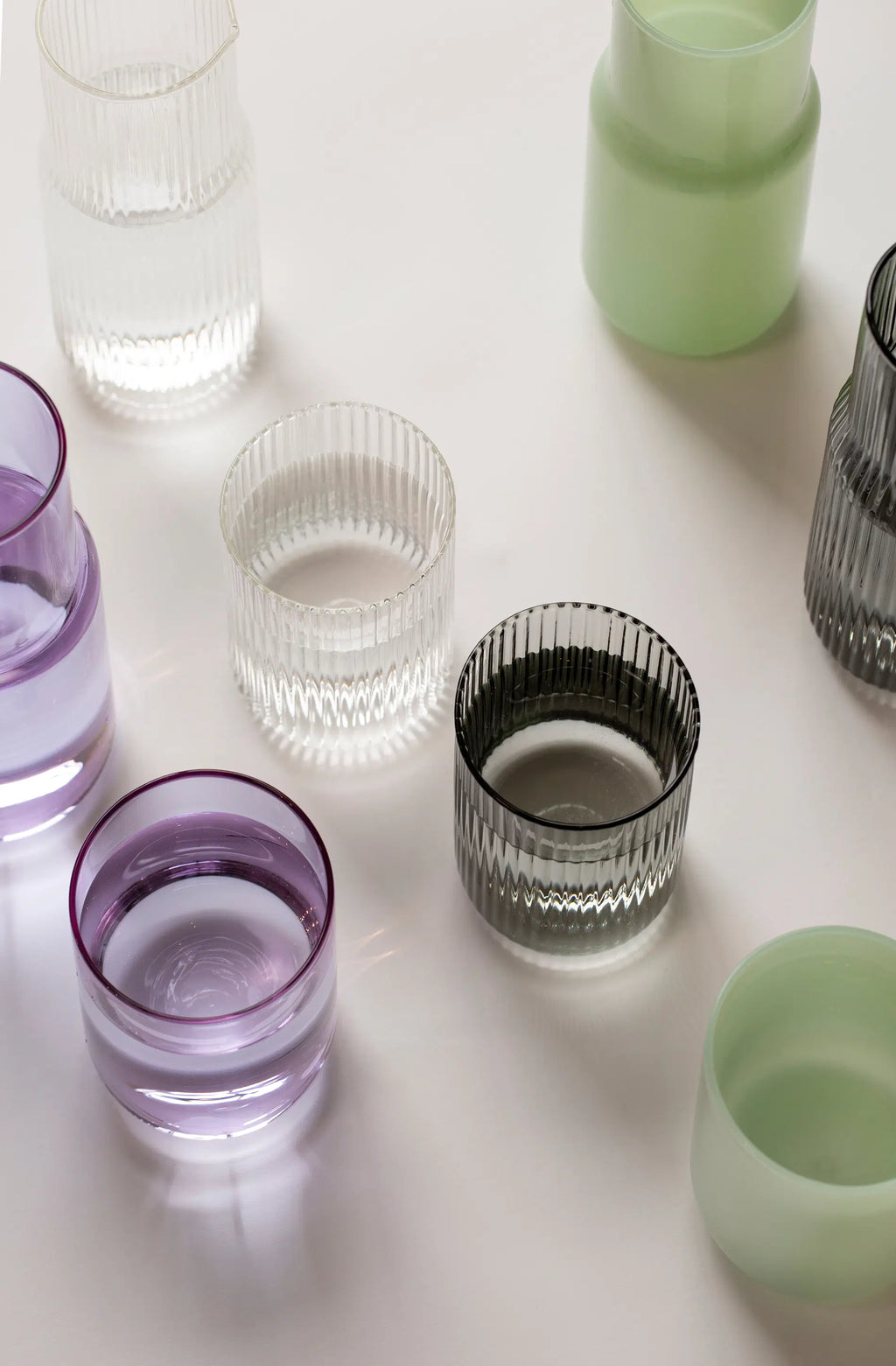 Carafe en verre teintée jade  GRY MATTR by Joe mimran