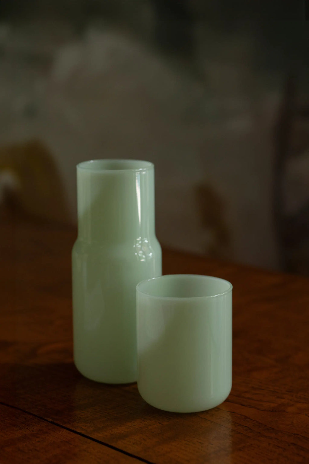 Carafe en verre teintée jade  GRY MATTR by Joe mimran