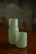 Carafe en verre teintée jade  GRY MATTR by Joe mimran