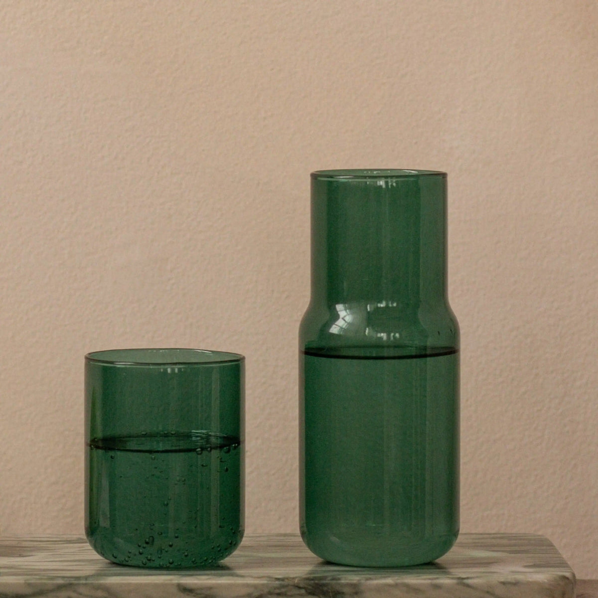 Carafe en verre teintée Forest  GRY MATTR by Joe Mimran