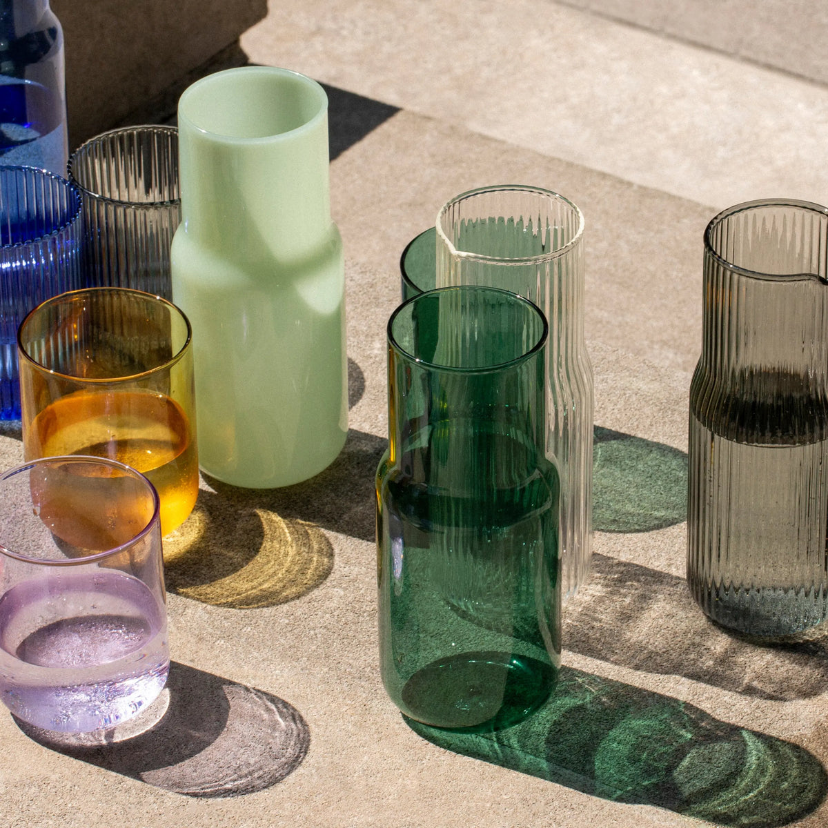 Carafe en verre teintée Forest  GRY MATTR by Joe Mimran