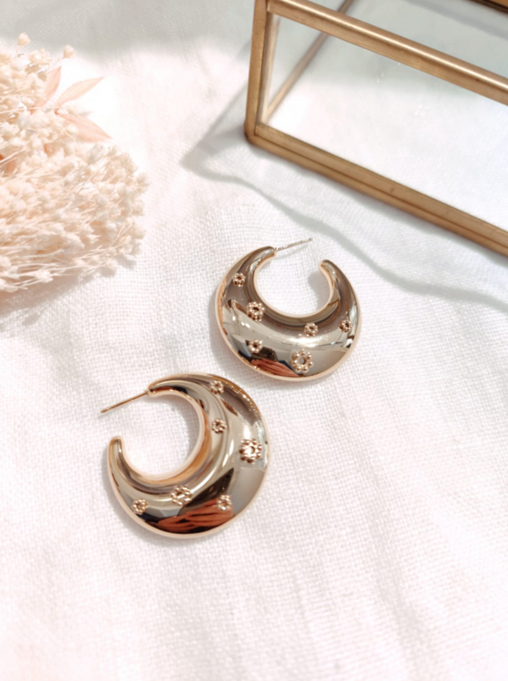 boucle d'oreille créole bombée fleurs dorée