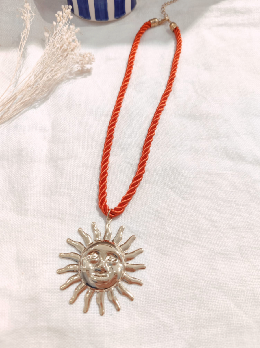 Collier soleil corde rouge doré