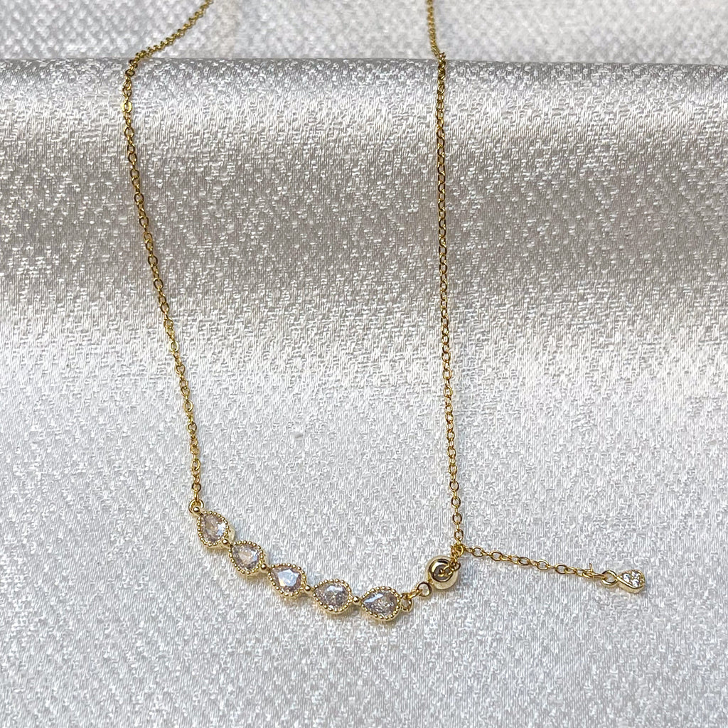 Collier orné de cinq  gouttes