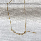 Collier orné de cinq  gouttes