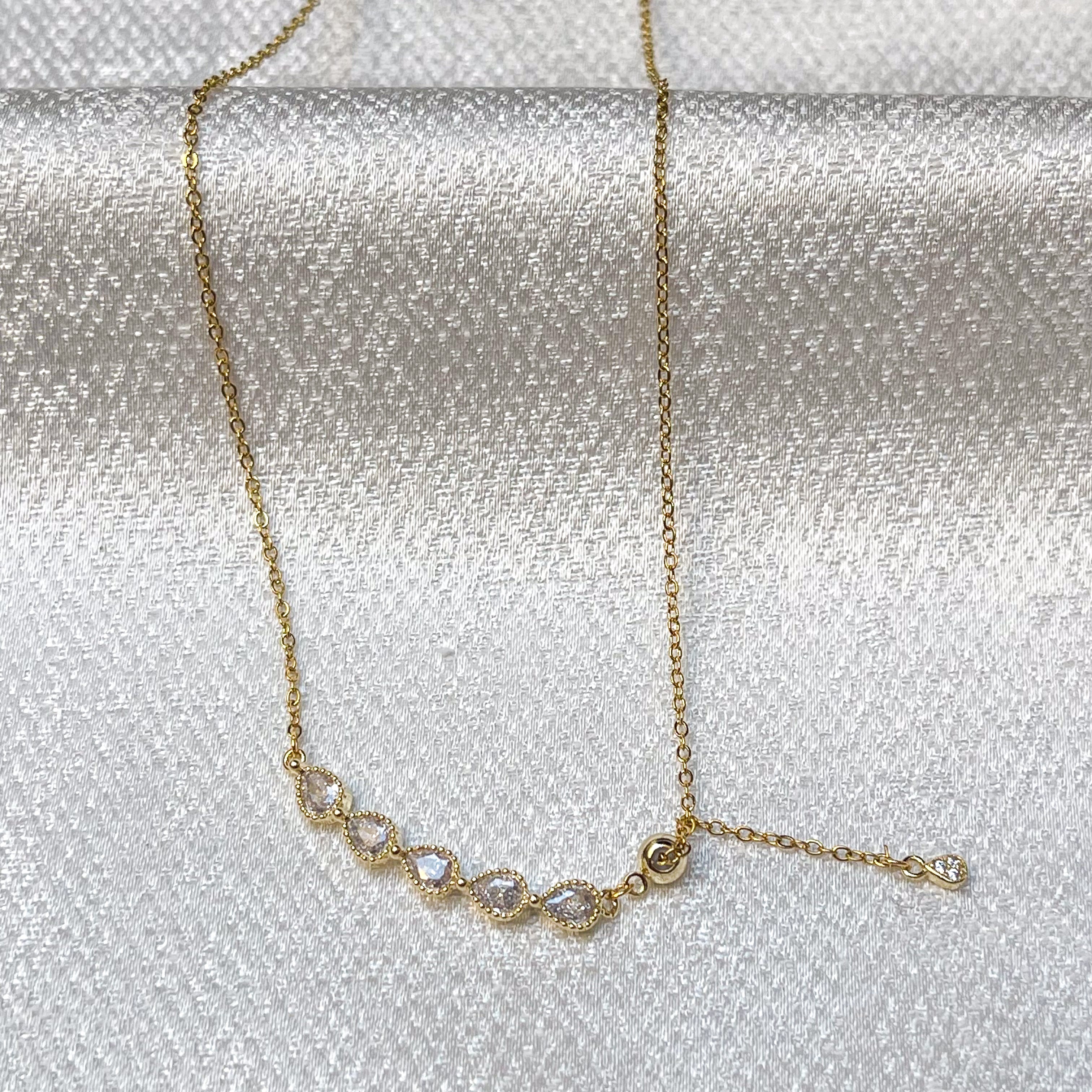 Collier orné de cinq  gouttes