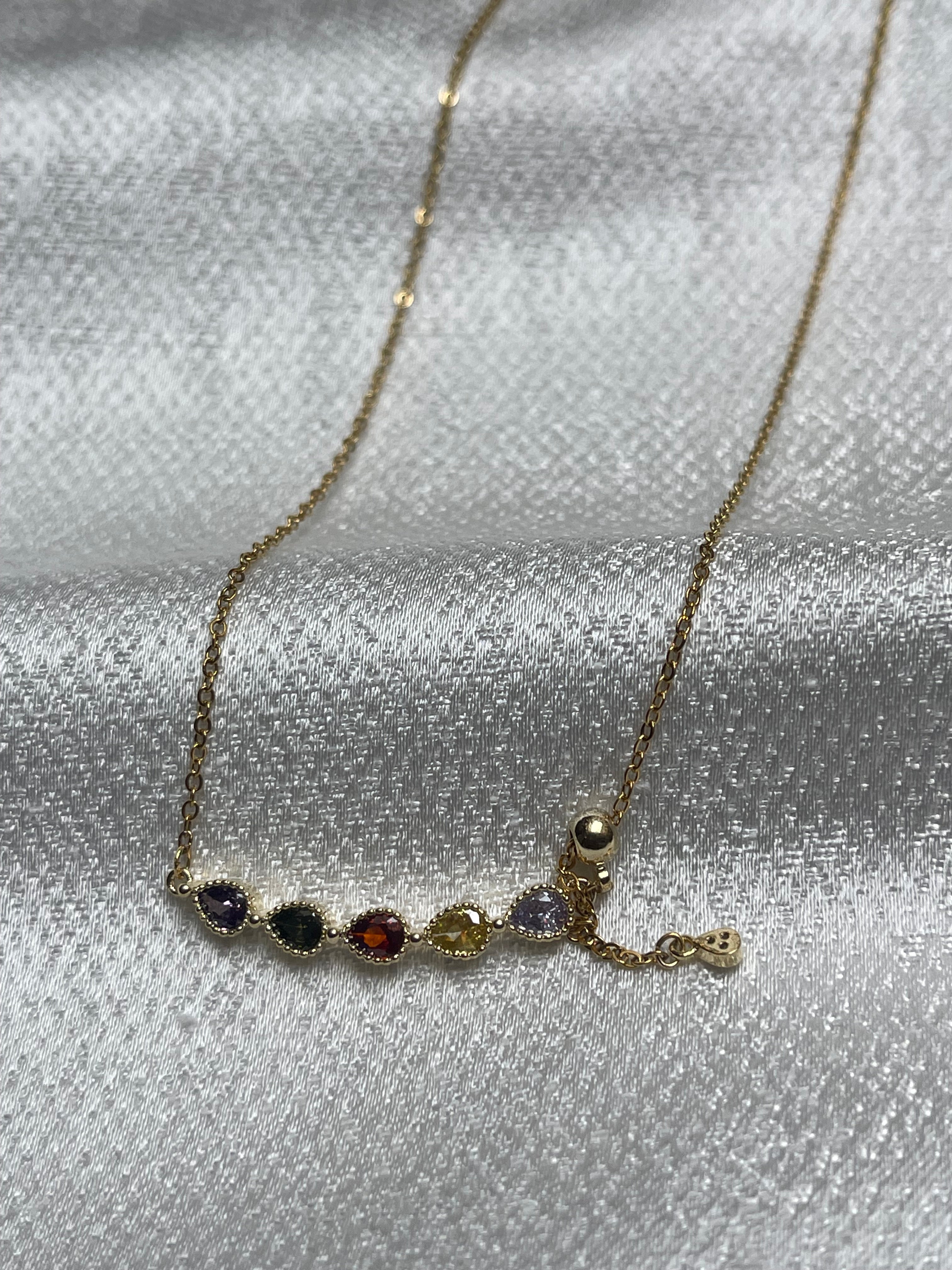 Collier orné de cinq  gouttes