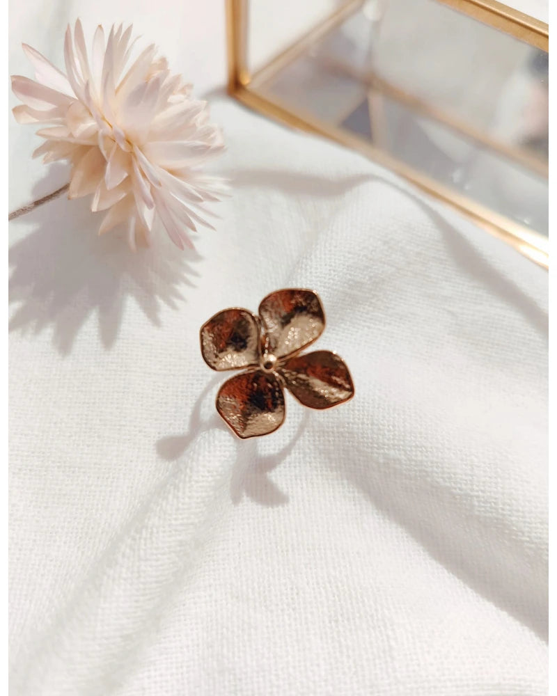 Bague fleur martelée dorée