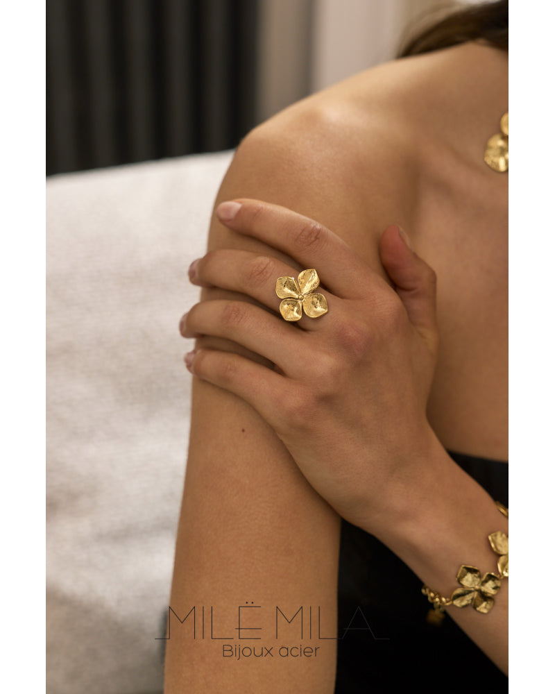 Bague fleur martelée dorée