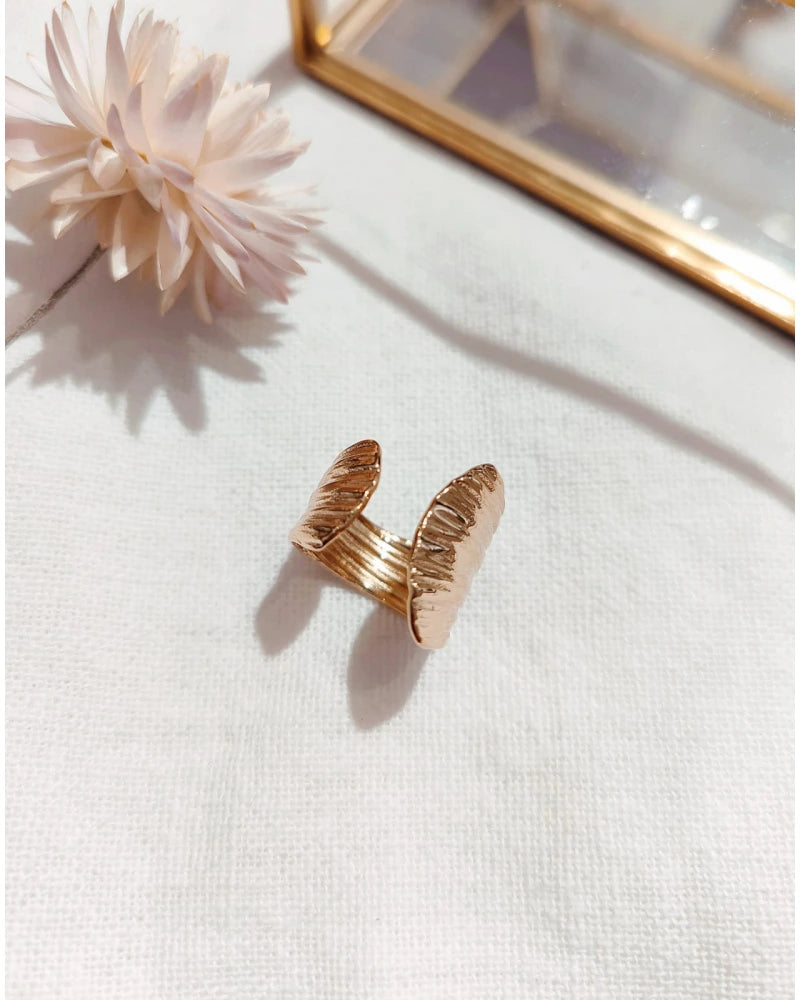Bague martelée asymétrique doré