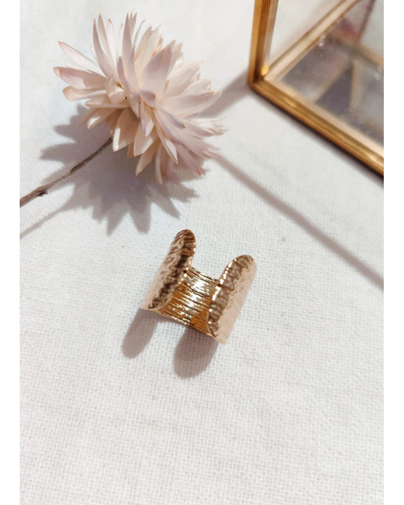 Bague ouverte martelée dorée