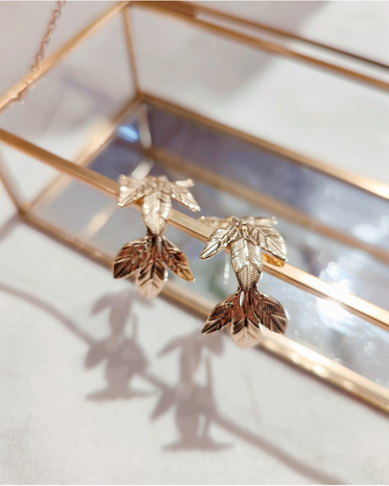 Boucle d'oreille créole Télya feuille dorée
