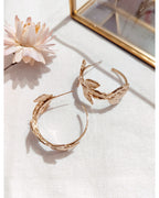 Boucle d'oreille créole Télya feuille dorée