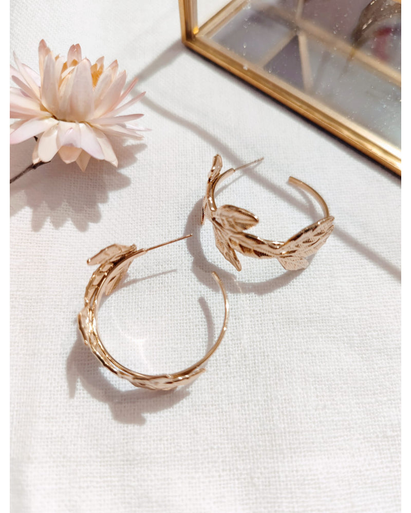 Boucle d'oreille créole Télya feuille dorée