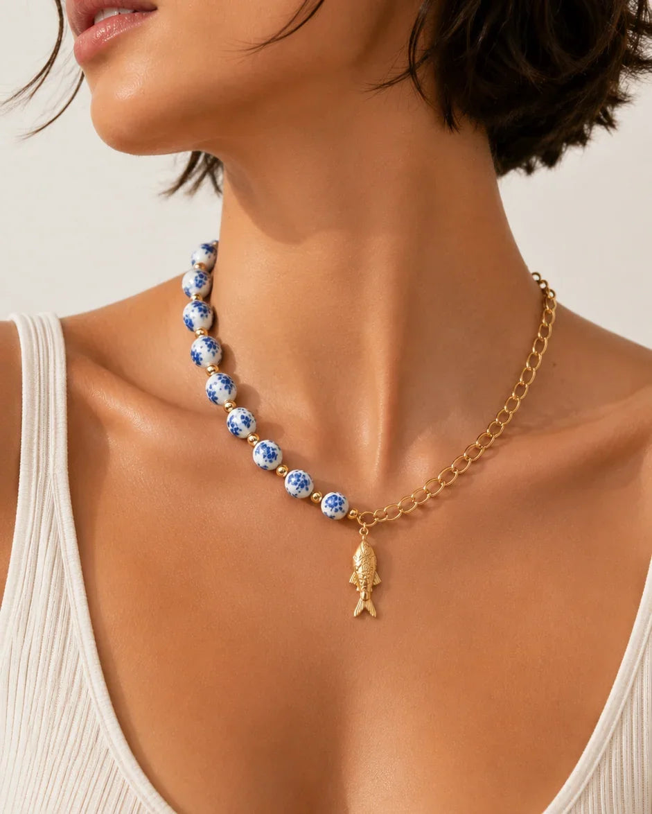 collier bleu avec pendentif poisson dore