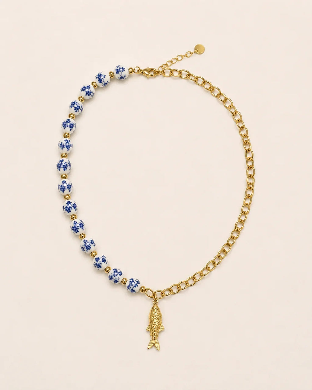 collier bleu pendentif poisson sur fond