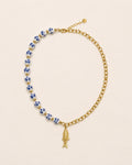 collier bleu pendentif poisson sur fond