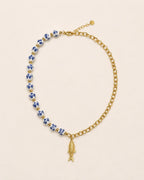collier bleu pendentif poisson sur fond