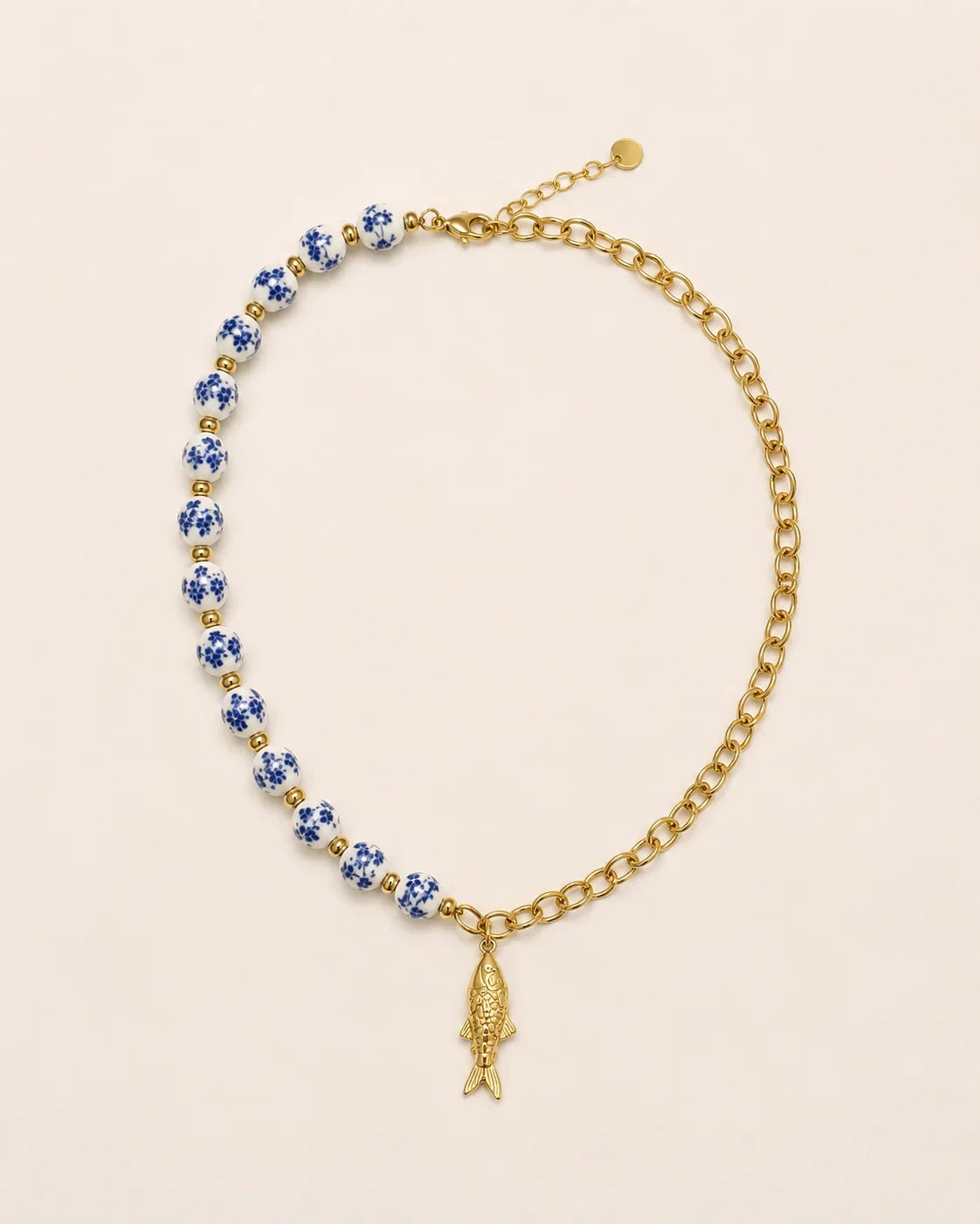 collier bleu pendentif poisson sur fond