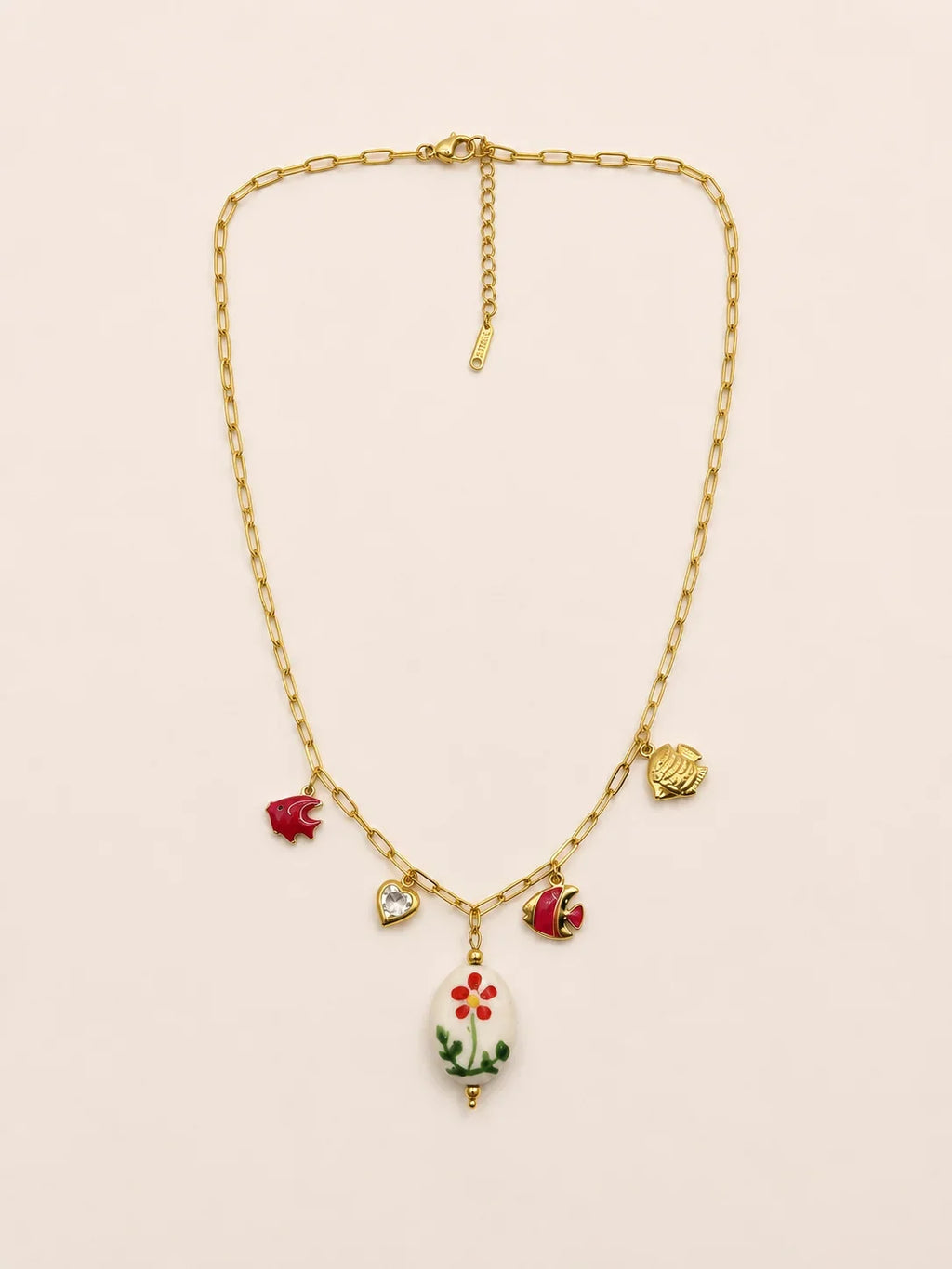 collier capri rouge sur fond