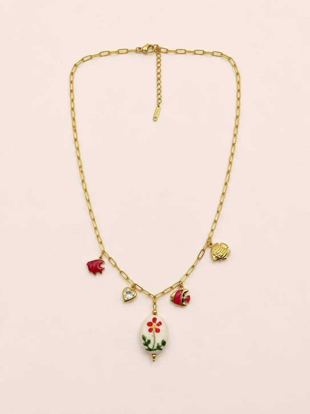 collier capri rouge sur fond