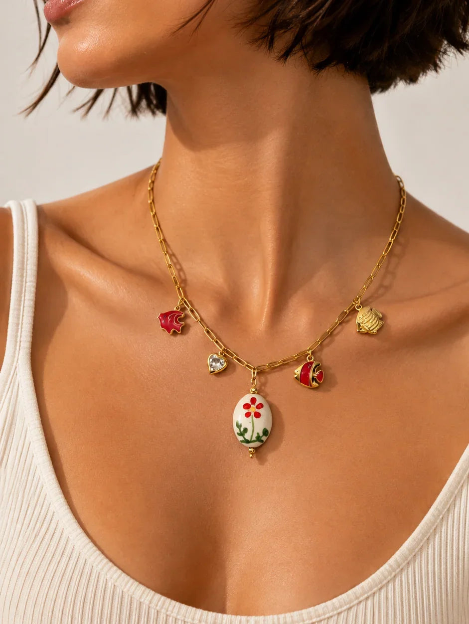 collier capri rouge porté