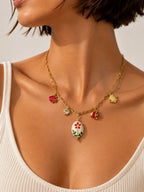 collier capri rouge porté