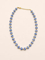 collier effet cramique bleu sur fond