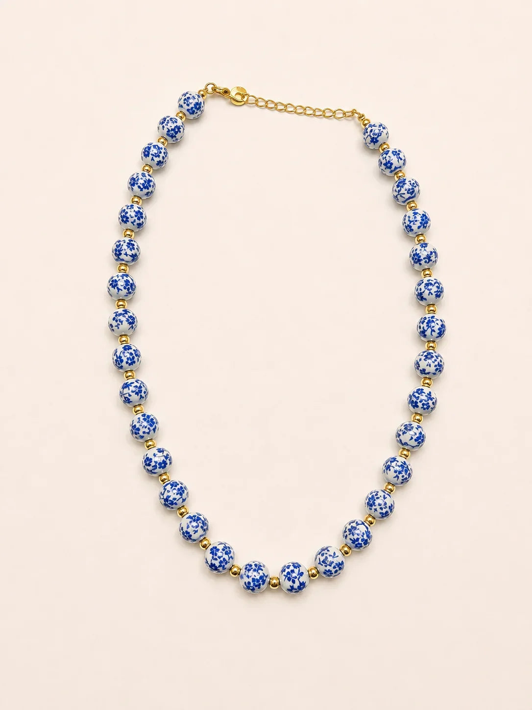 collier effet cramique bleu sur fond
