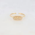 BAGUE FINE AJUSTABLE AVEC PIÈCE GÉOMÉTRIQUE, FOND NACRÉ ET STRASS