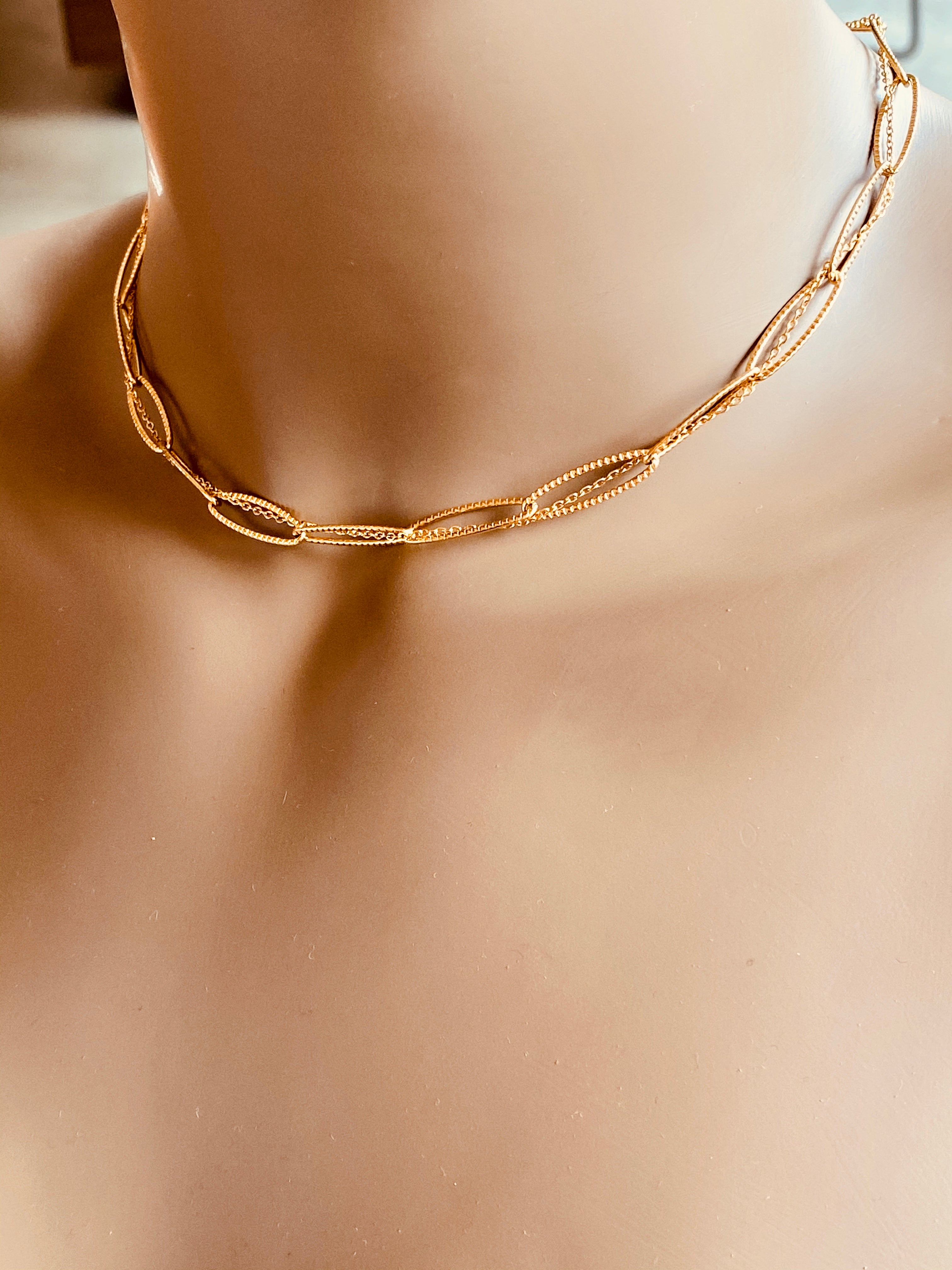 Collier double ras de cou, mailles larges striées