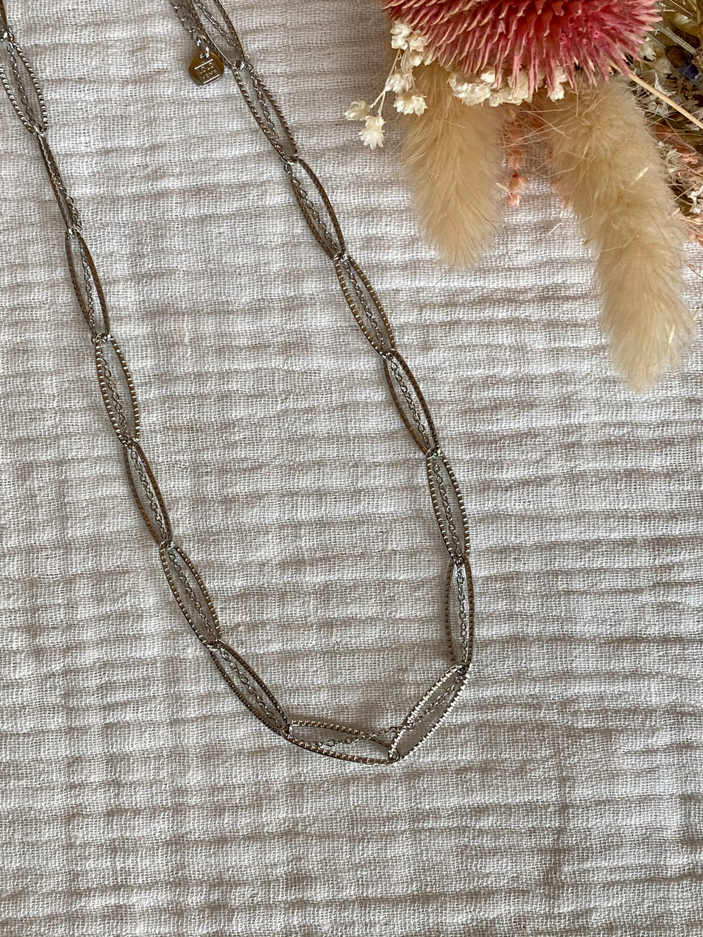 Collier double ras de cou, mailles larges striées, argenté