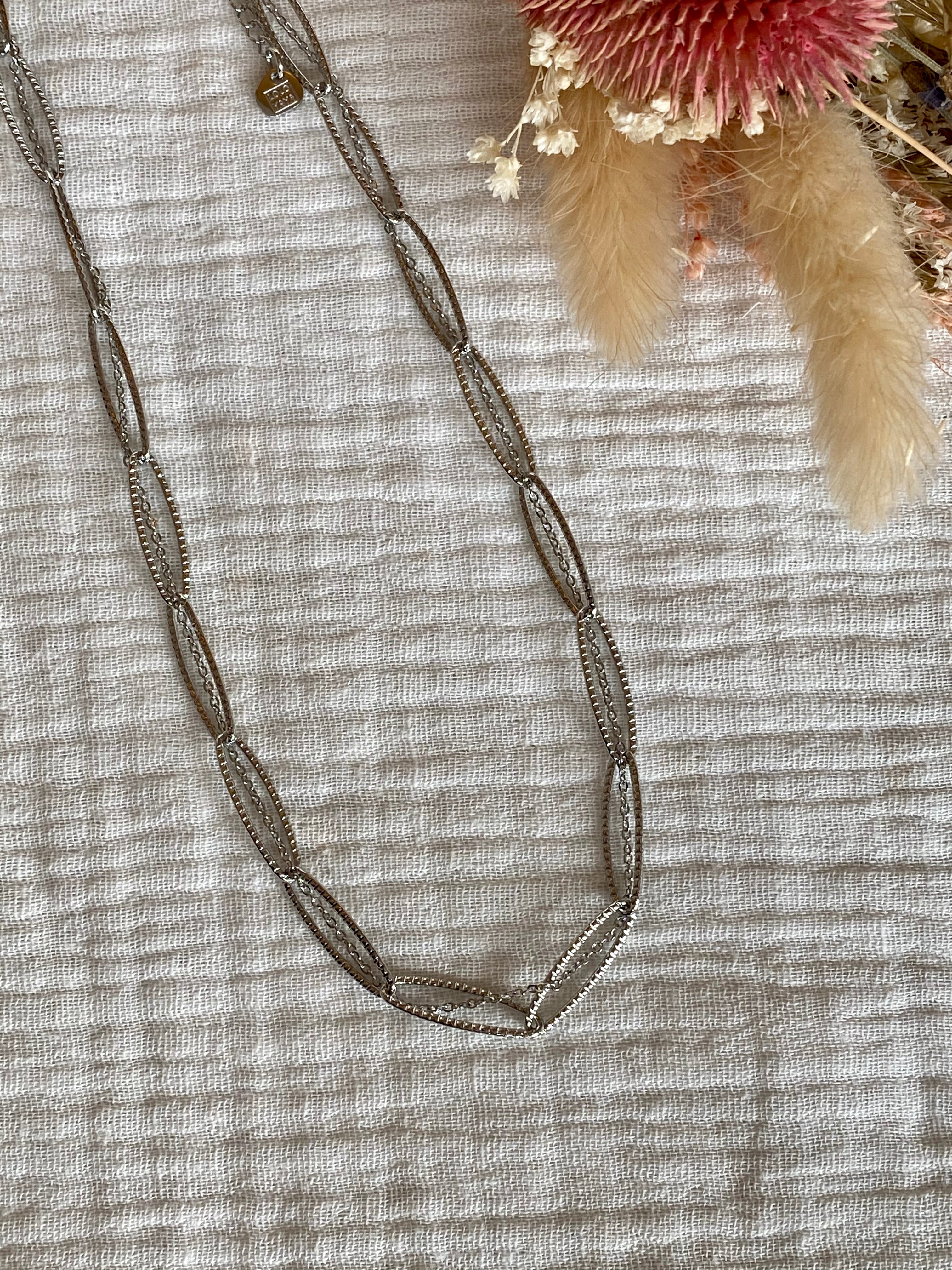 Collier double ras de cou, mailles larges striées, argenté