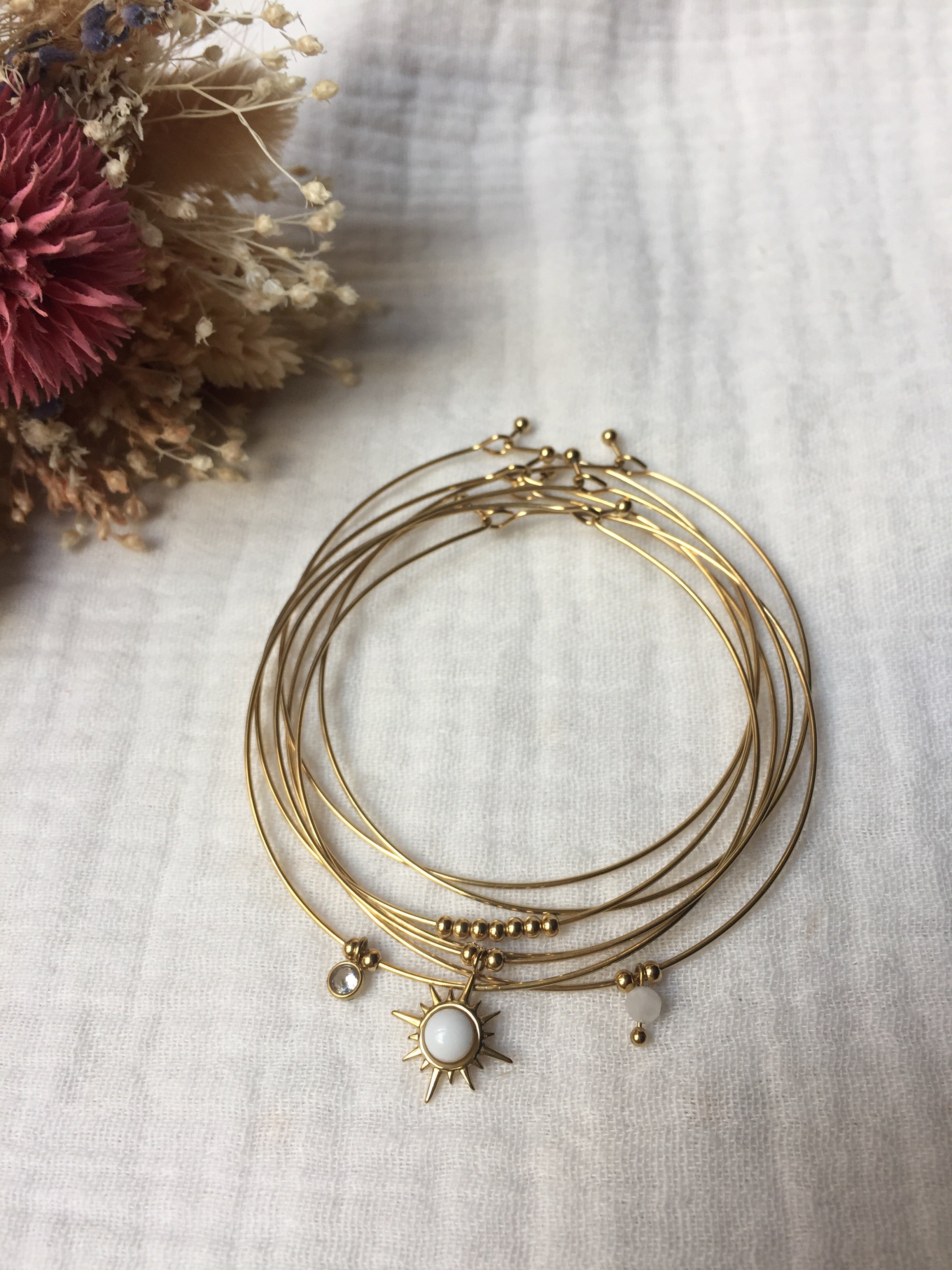 Semainier fin acier doré (7 bracelets), soleil et pierres