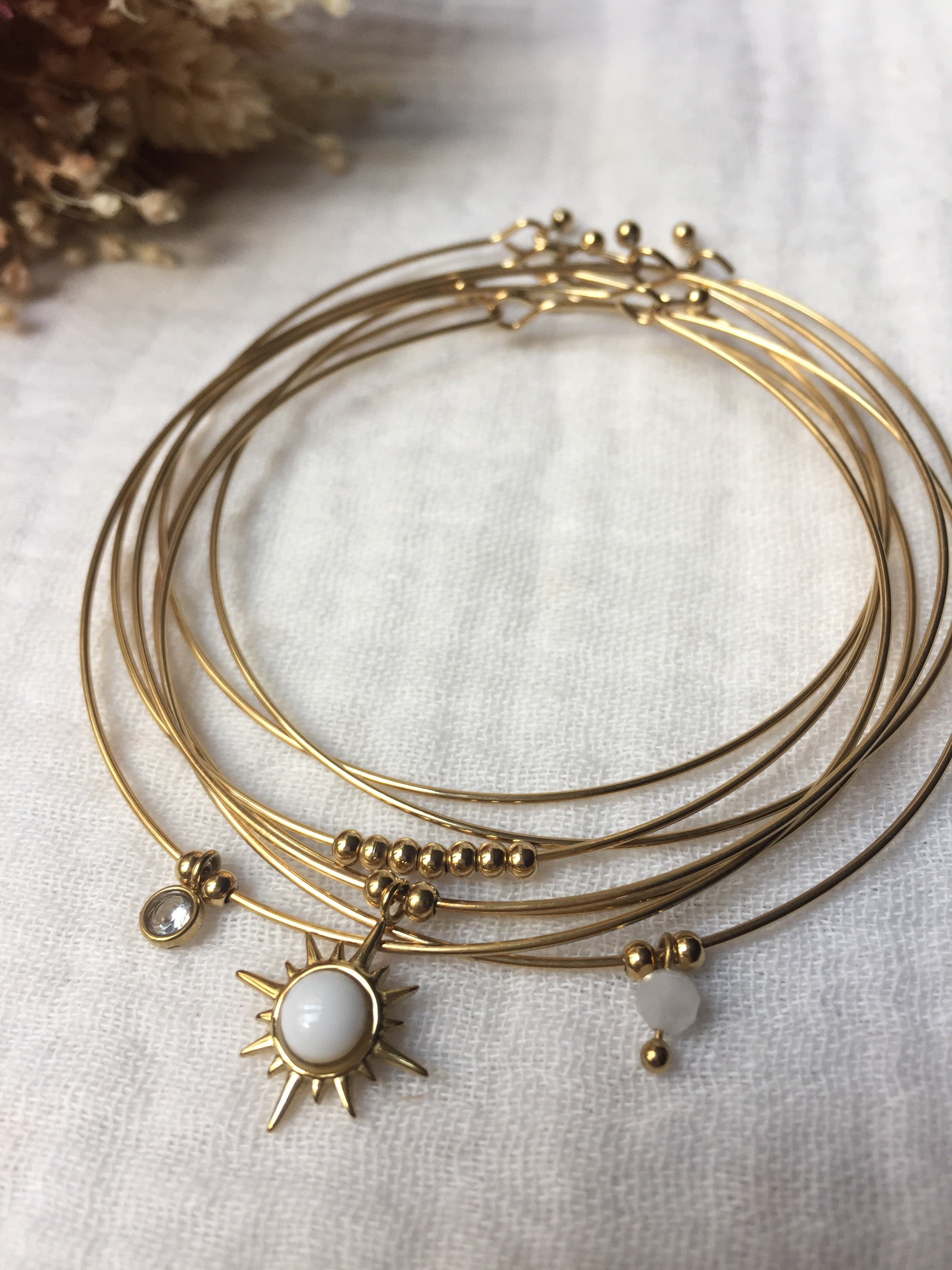 Semainier fin acier doré (7 bracelets), soleil et pierres