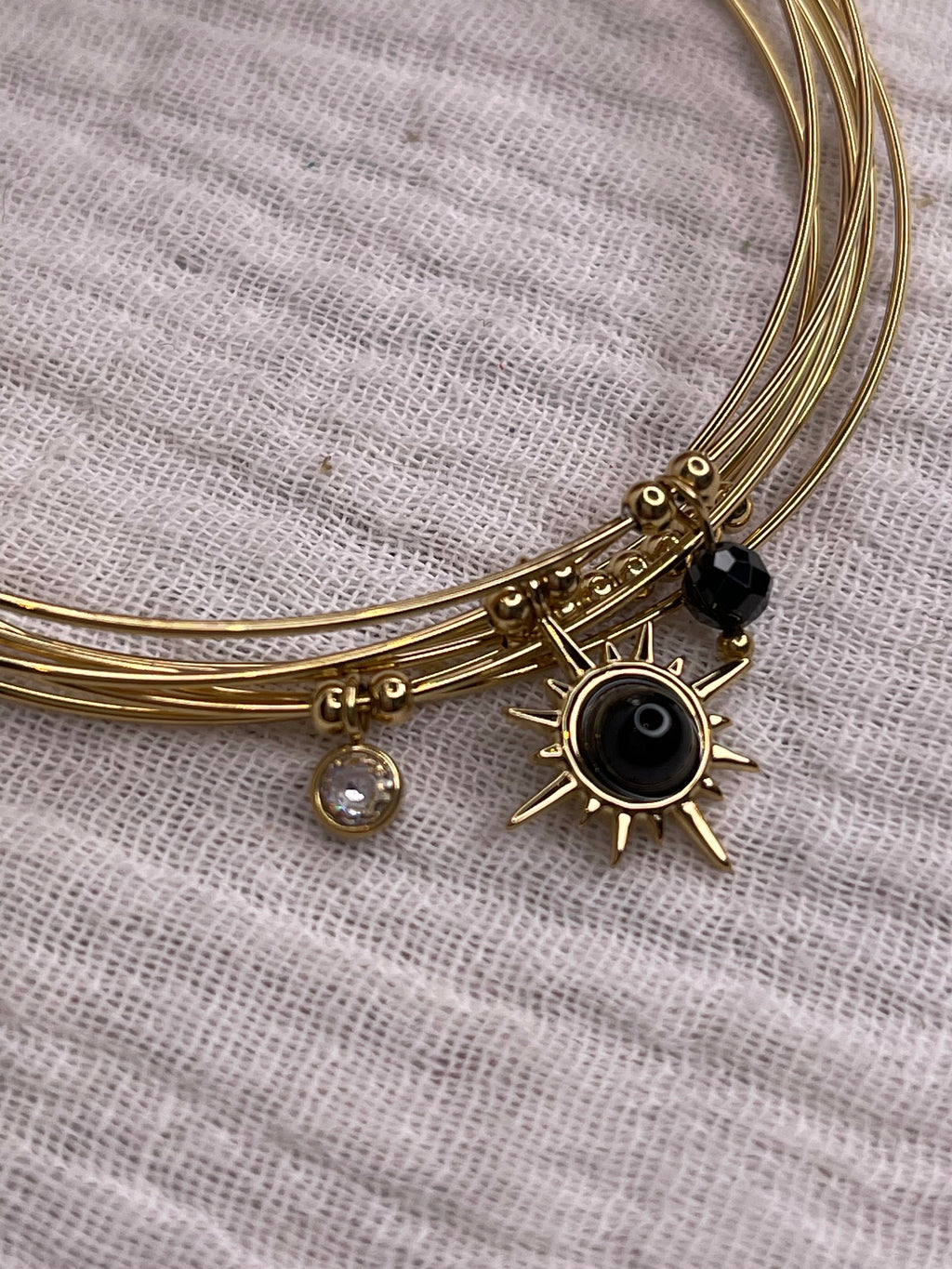 Semainier fin acier doré (7 bracelets), soleil et pierres